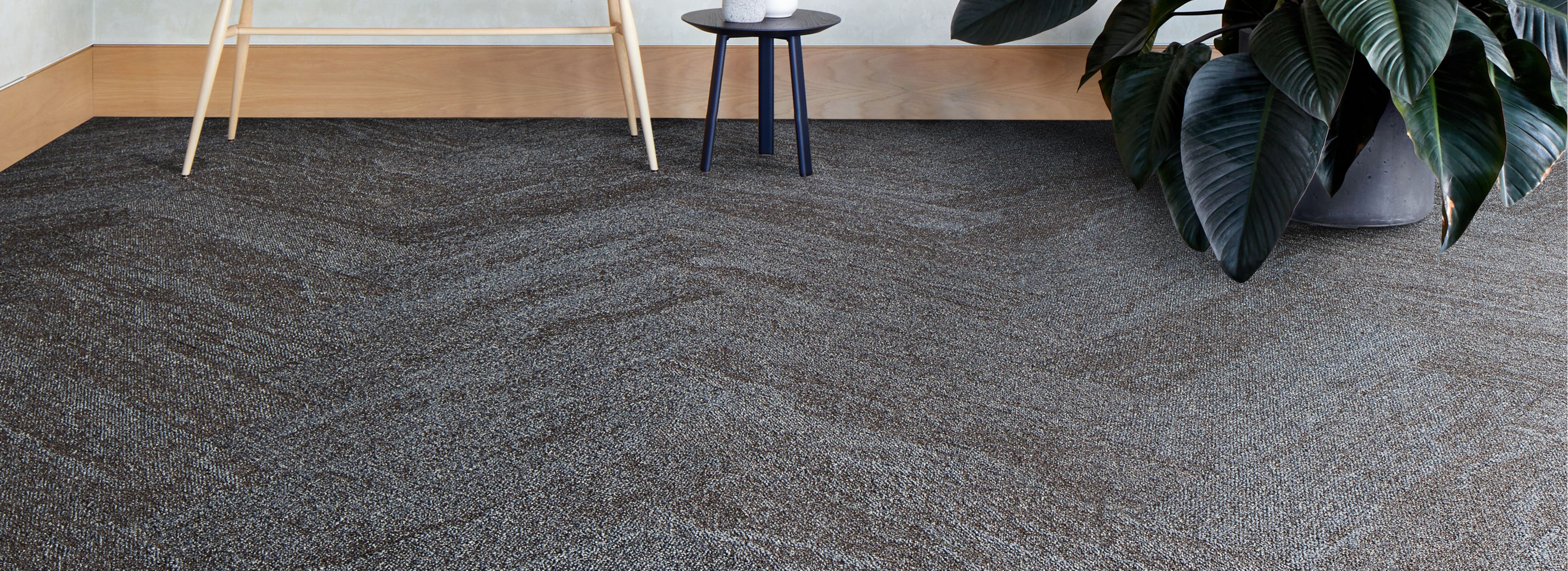 Interface Mesa plank carpet tile  in a lobby with seating and large plant numéro d’image 1
